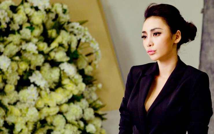 点击大图看下一张：柳岩转变形象拍中性风格大片 冷艳御姐范儿