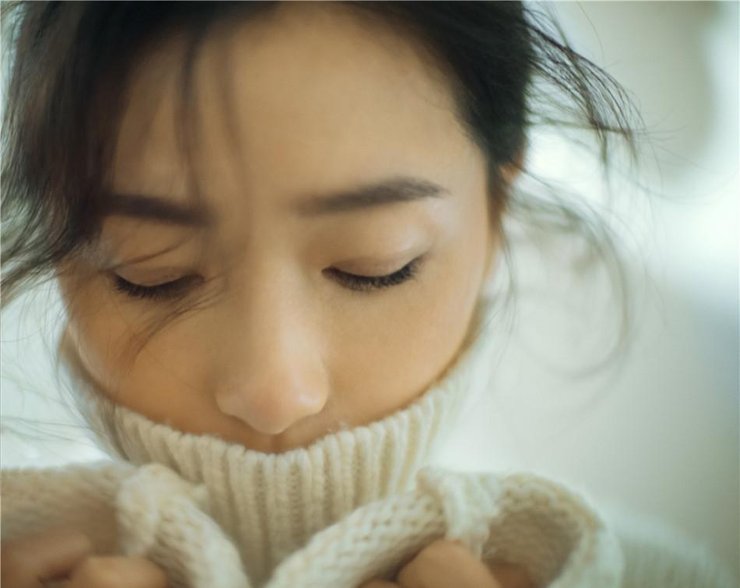 点击大图看下一张：万茜全新写真曝光 笑容灿烂释放温暖眼神