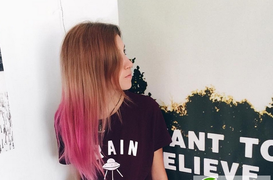 点击大图看下一张：非主流粉色头发 粉色渐变染发效果图