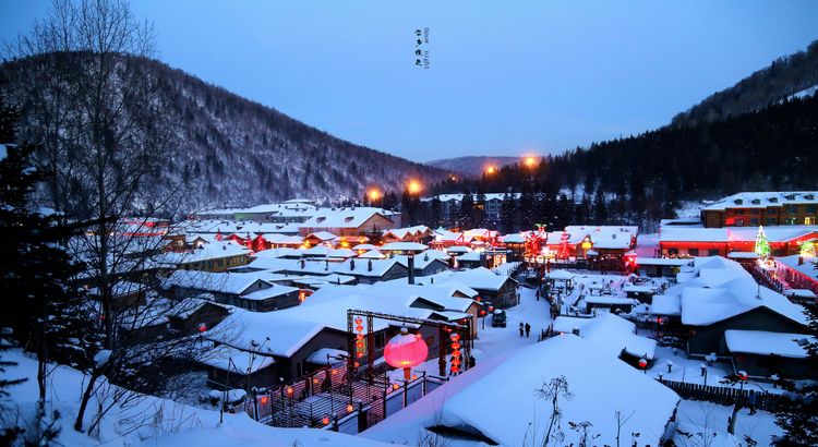 点击大图看下一张：雪乡夜色