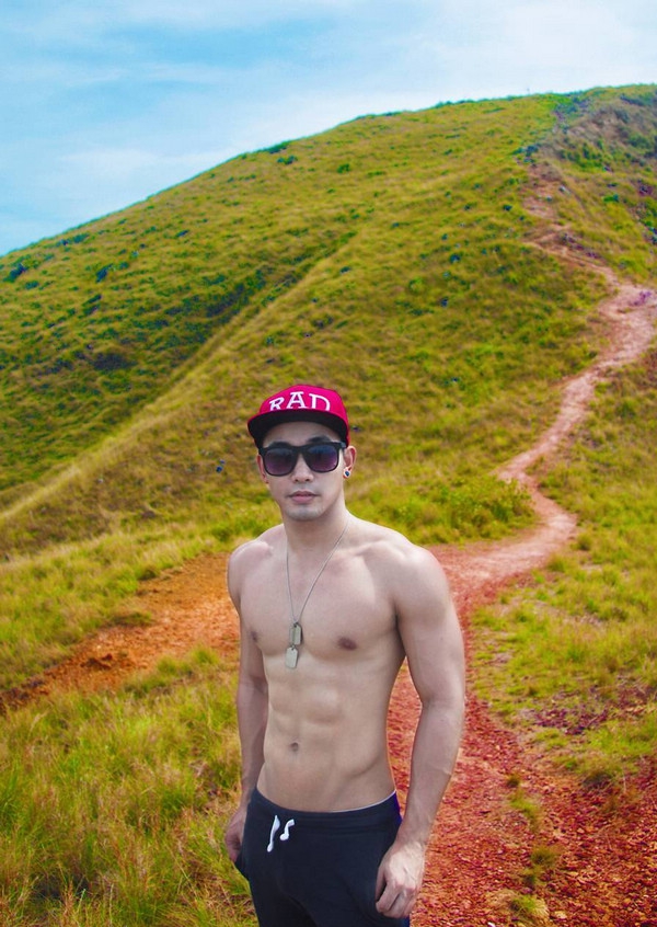 点击大图看下一张:身材超棒的小鲜肉户外露肉照片