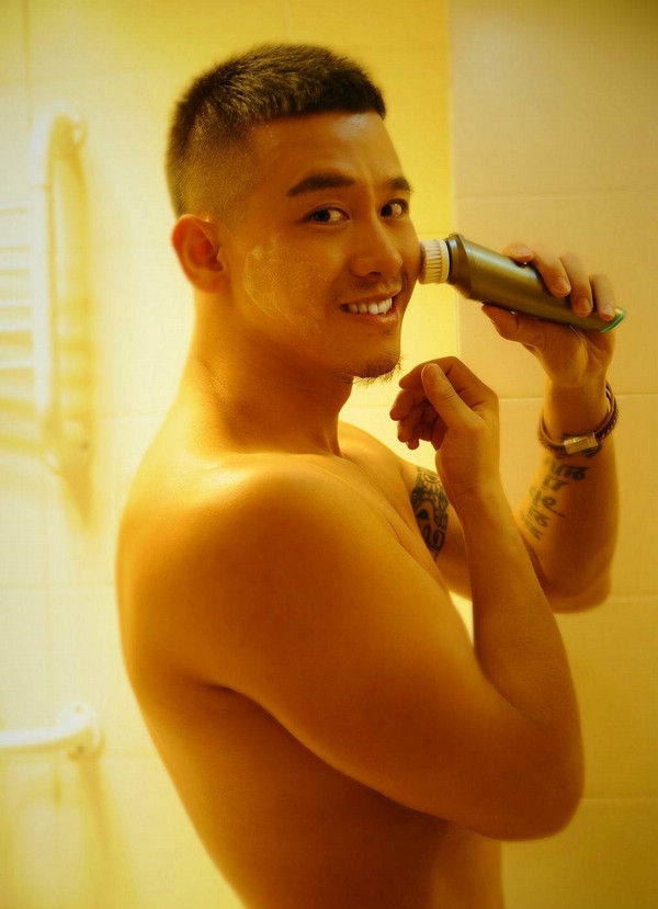 点击大图看下一张：壮硕的帅哥图片