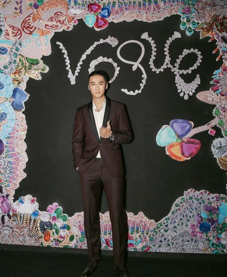 点击大图看下一张：蒋劲夫长腿背头变雅痞