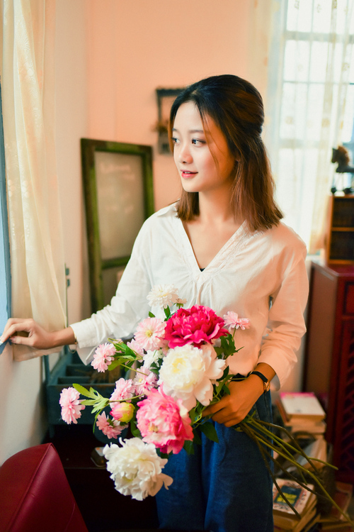 点击大图看下一张：喵菇娘与拿小喵咖啡馆