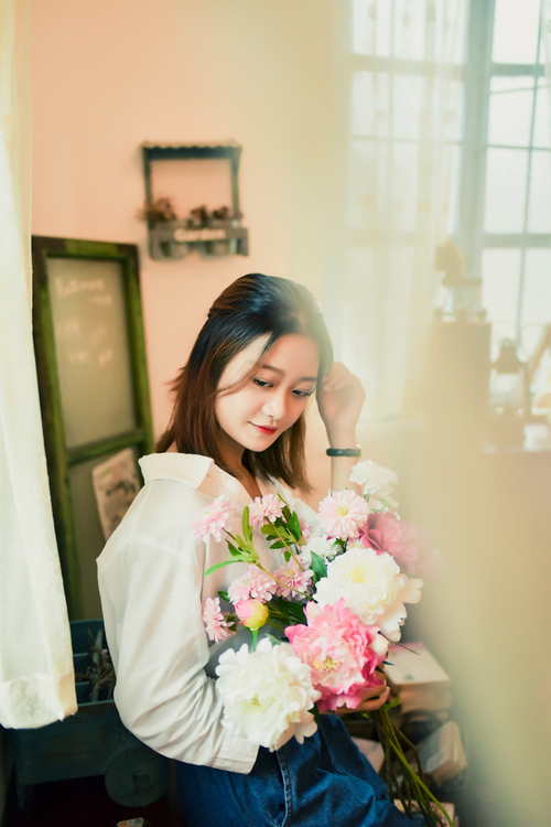 点击大图看下一张：喵菇娘与拿小喵咖啡馆