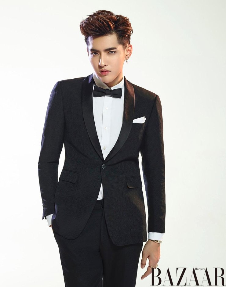 点击大图看下一张:吴亦凡顶奶奶灰登封面 花西装展不羁帅气