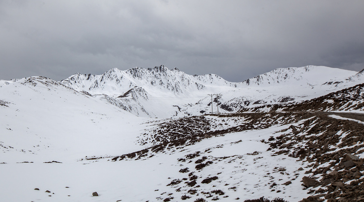 点击大图看下一张：巍巍贡嘎雪山
