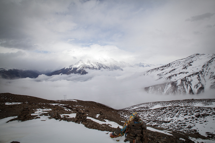 点击大图看下一张：巍巍贡嘎雪山