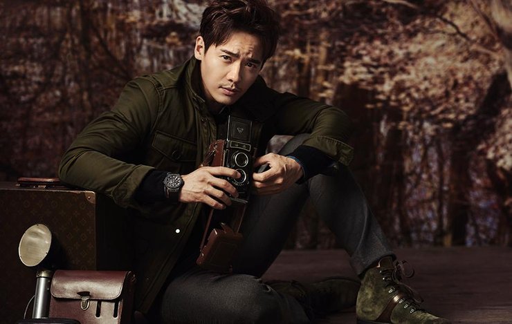 点击大图看下一张：高云翔复古演绎贵族范 眼神高冷魅力尽显