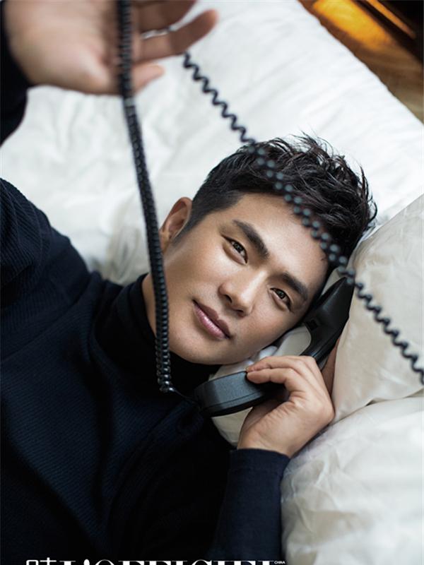 点击大图看下一张：张晓龙时尚大片出炉 躺浴缸嗨唱鬼马搞怪