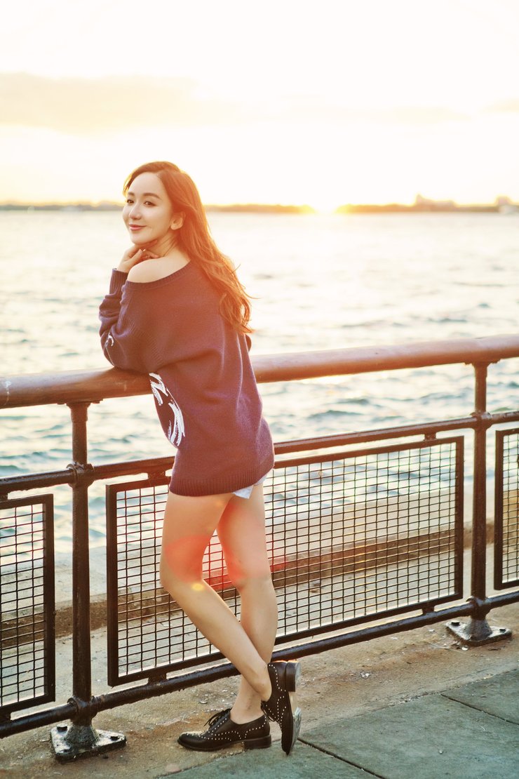 点击大图看下一张:娄艺潇香肩微露赏夕阳