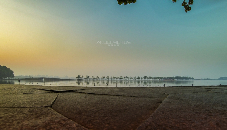 点击大图看下一张：拍西湖断桥