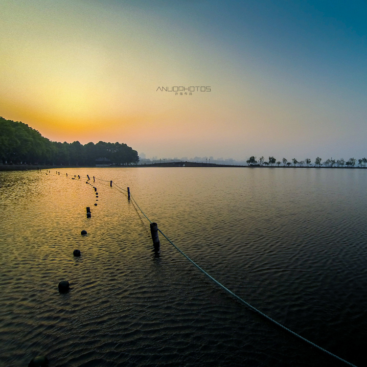 点击大图看下一张：拍西湖断桥