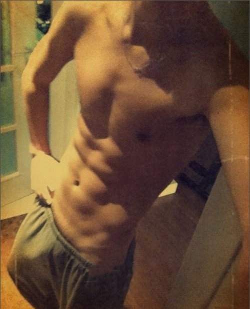 点击大图看下一张:北京帅哥自拍精壮身材照