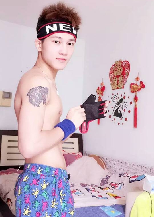 点击大图看下一张：健身小鲜肉自拍秀肌肉