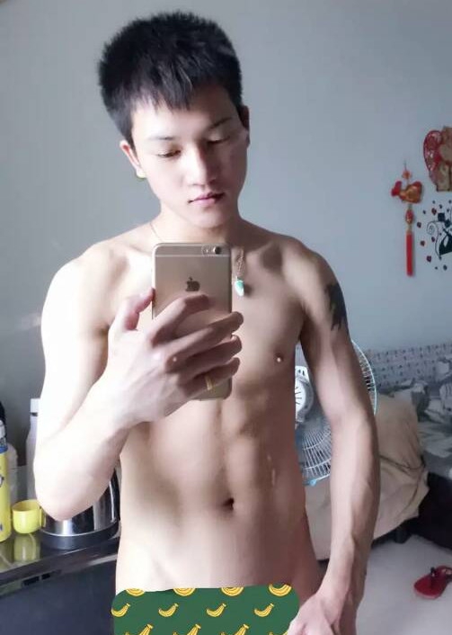 点击大图看下一张：健身小鲜肉自拍秀肌肉