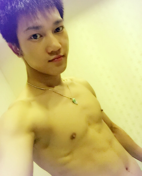 点击大图看下一张：健身小鲜肉自拍秀肌肉