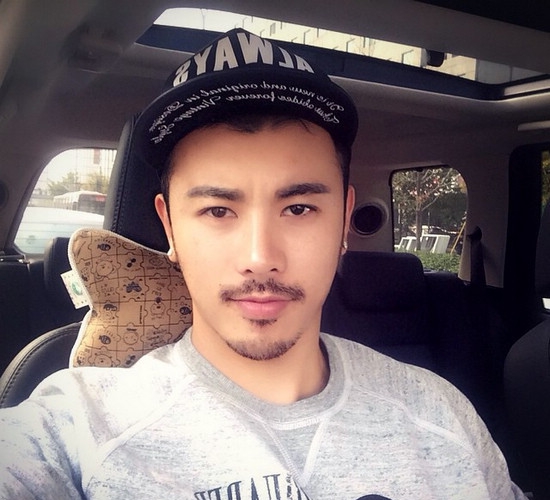 点击大图看下一张：壮壮的胡子帅哥 海量自拍照片