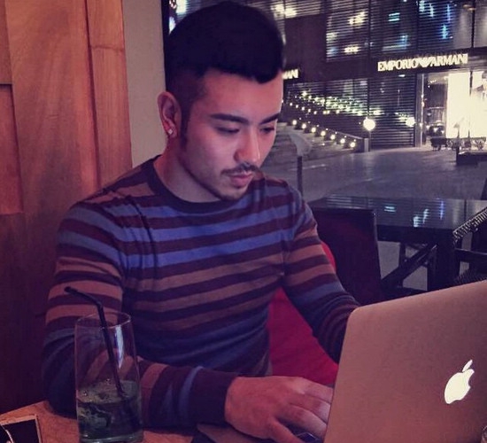 点击大图看下一张：壮壮的胡子帅哥 海量自拍照片