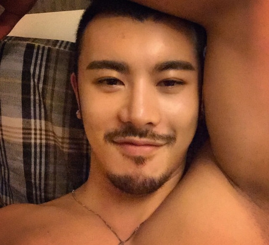 点击大图看下一张：壮壮的胡子帅哥 海量自拍照片