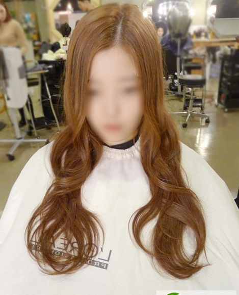 点击大图看下一张：韩式大波浪烫发发型图片