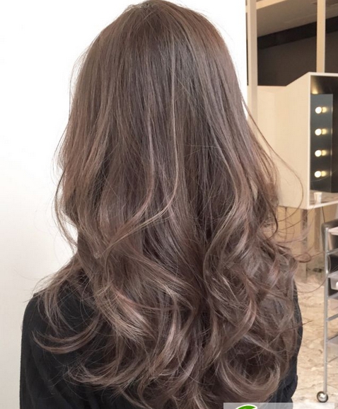 点击大图看下一张：流行发型趋势预测 女生烫发发型样式盘点