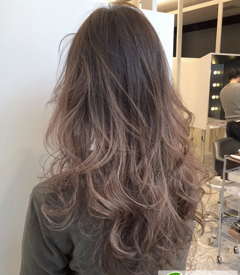 点击大图看下一张：流行发型趋势预测 女生烫发发型样式盘点