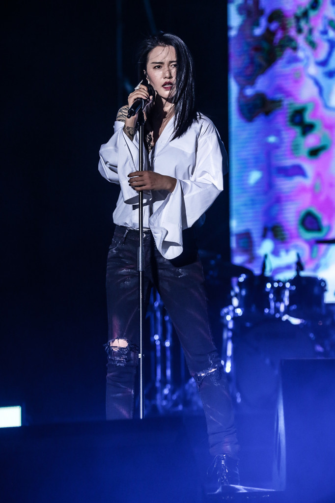 点击大图看下一张：谭维维音乐节变摇滚妹 白衬衫露肩秀纹身