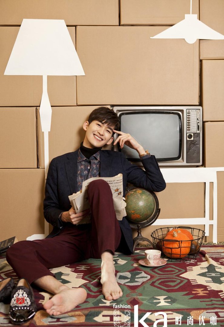 点击大图看下一张：张翰赤脚演绎英伦优雅