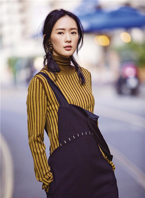 点击大图看下一张:童瑶时尚潮搭变冰美人 俏皮时髦眼神撩人