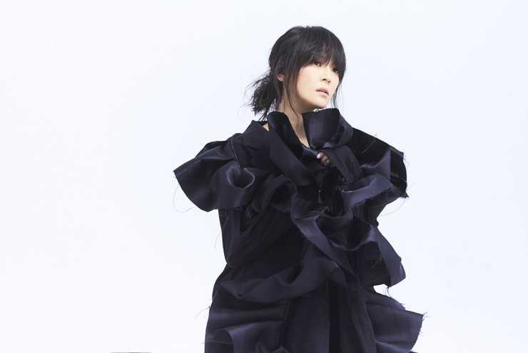 点击大图看下一张：杨乃文MV造型曝光 黑西装显独特设计感