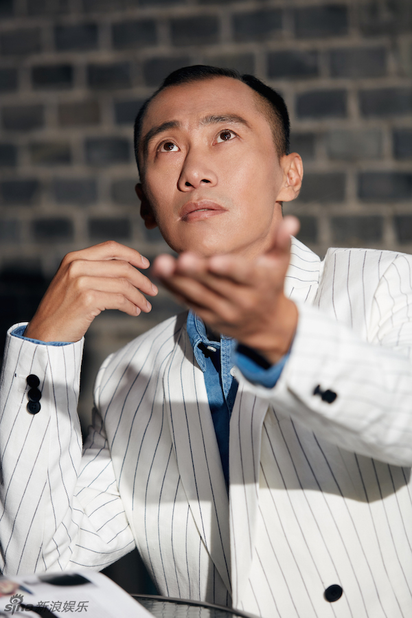 点击大图看下一张：硬汉!郑昊街拍西装配牛仔展热血气质