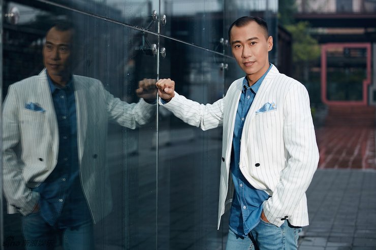 点击大图看下一张：硬汉!郑昊街拍西装配牛仔展热血气质