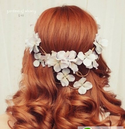 点击大图看下一张：戴花环的新娘发型图片