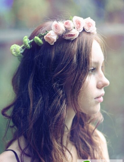 点击大图看下一张:戴花环的新娘发型图片