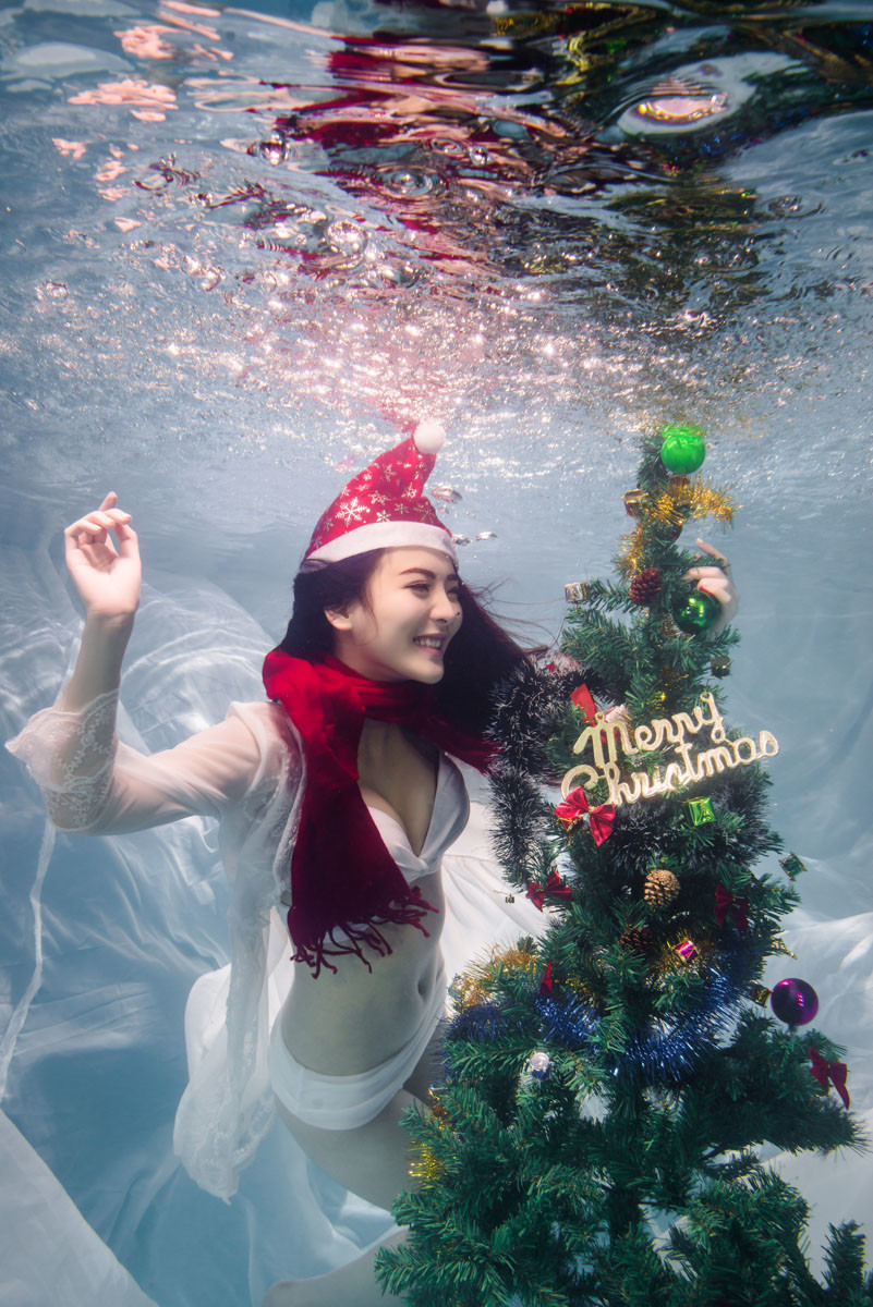 点击大图看下一张：那年圣诞节我们在水下