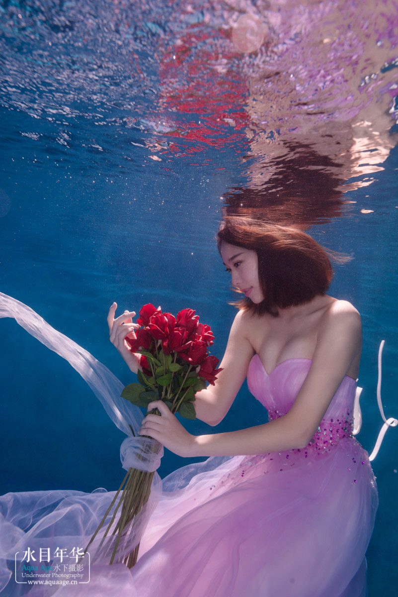 点击大图看下一张：水下的粉色姑娘