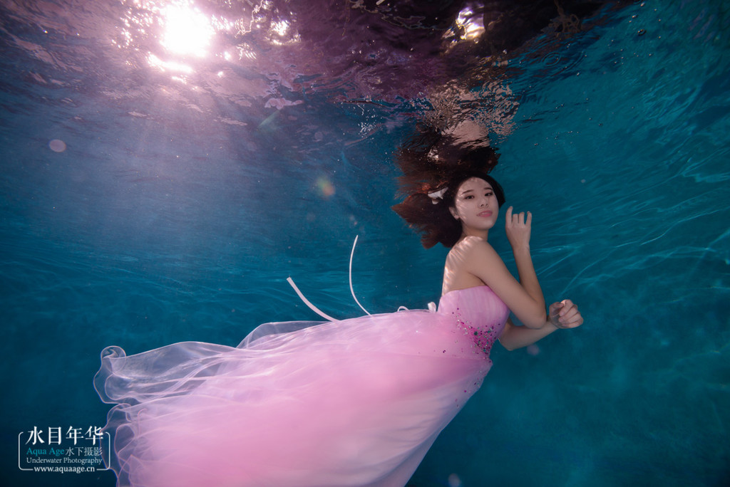 点击大图看下一张：水下的粉色姑娘