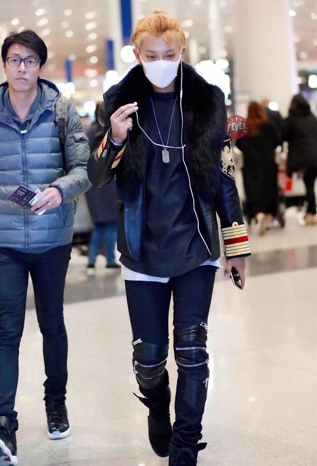 点击大图看下一张：黄子韬金发现身机场帅气耀眼