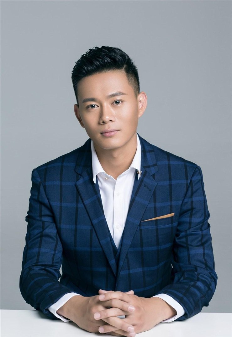 点击大图看下一张:于恒西装写真曝光 尽显男士刚毅冷峻风采