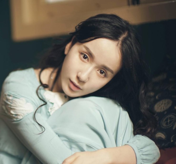 点击大图看下一张：娄艺潇清新素雅变文艺女神秀美腿