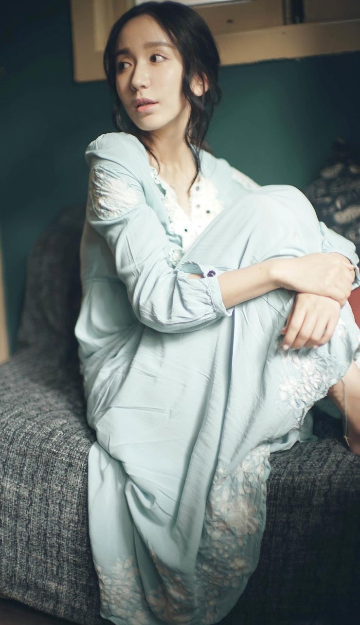 点击大图看下一张：娄艺潇清新素雅变文艺女神秀美腿