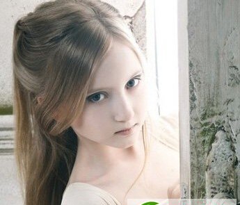 点击大图看下一张：梳一款小公主发型 圆小姑娘一个公主梦