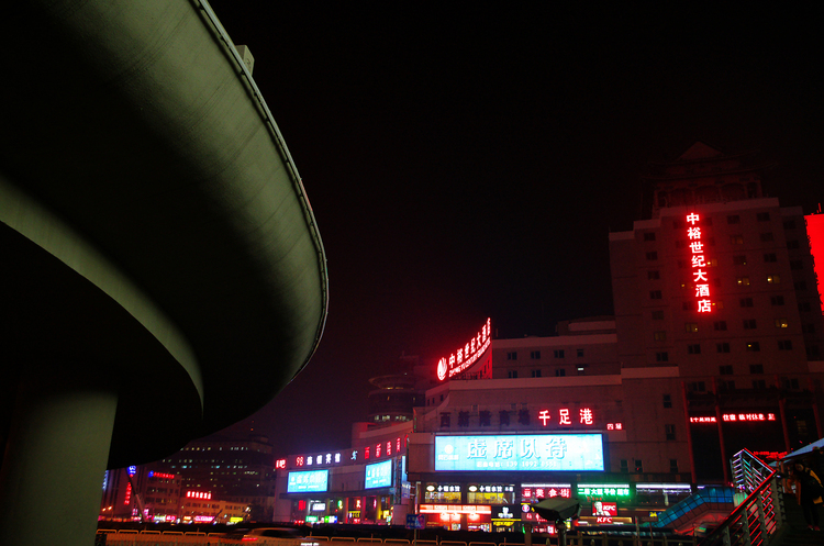 点击大图看下一张：北京的夜景