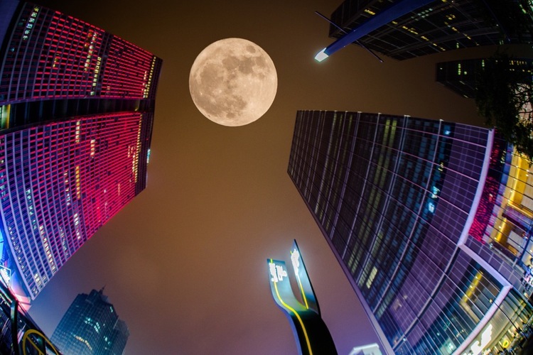 点击大图看下一张：超级大月亮现身成都