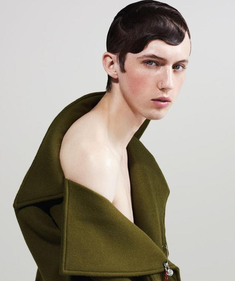 点击大图看下一张：戳爷特洛耶希文写真