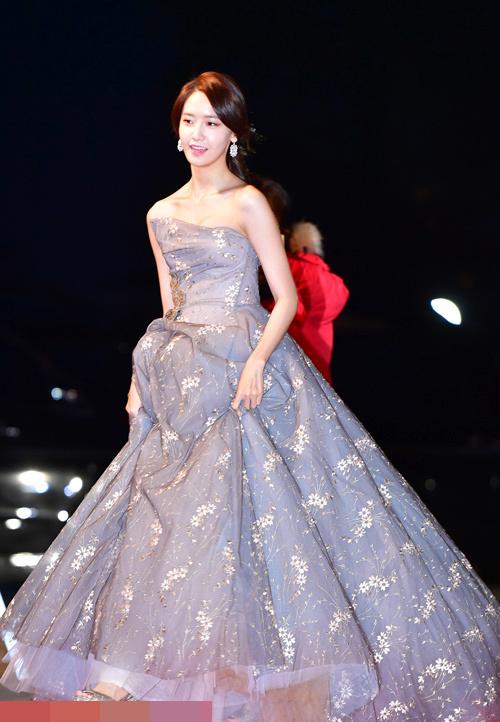 点击大图看下一张：少女时代允儿红毯秀事业线