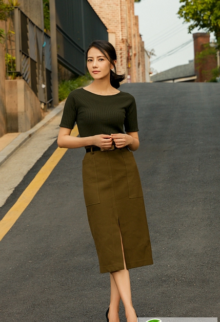 点击大图看下一张：女神美出新高度 高圆圆中长发好气质