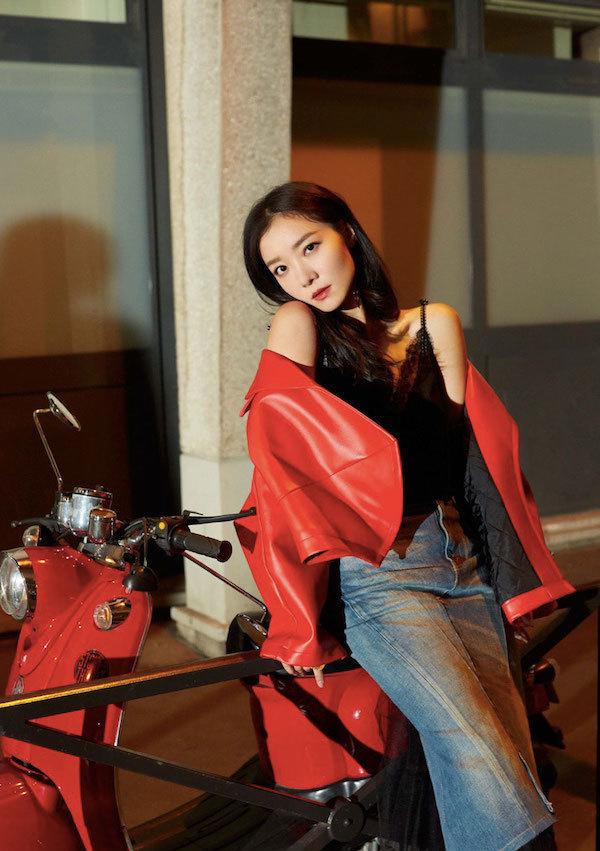 点击大图看下一张：齐溪潇洒红衣变机车Girl 蕾丝诱惑露香肩