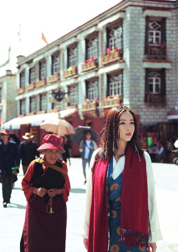 点击大图看下一张：叶一云优雅漫步西藏 随拍展民族风情